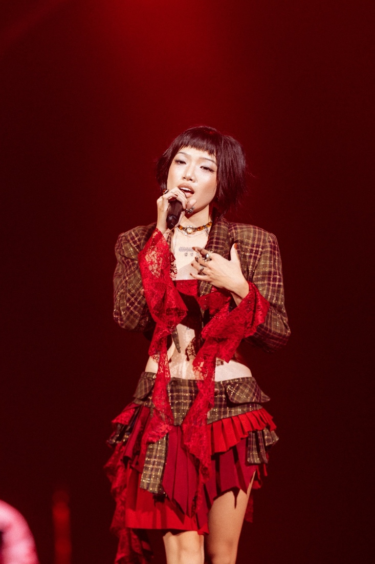 Hoàng Dũng hát nhảy liên tục 3,5 tiếng, trình diễn hơn 30 ca khúc trong concert amp;#34;Xoay trònamp;#34; - 5
