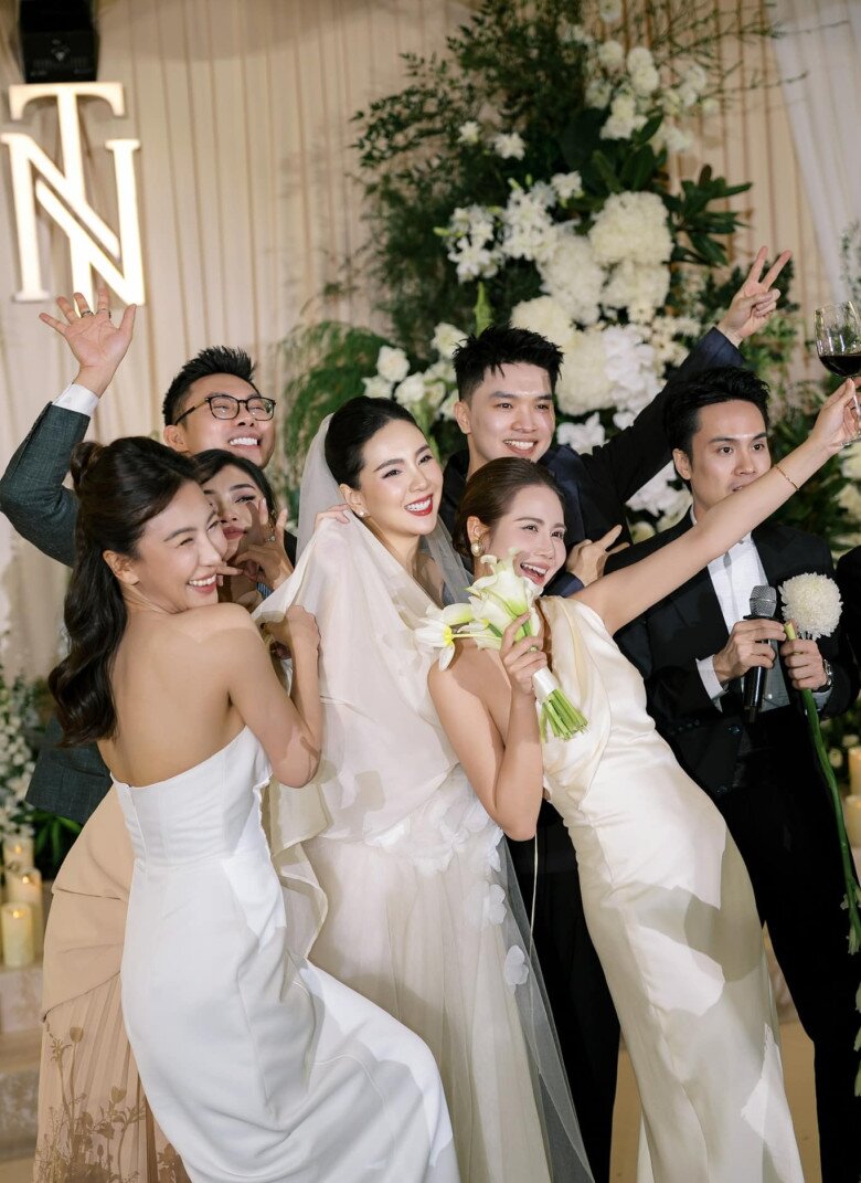 Huyền Lizzie là người bắt được hoa cưới của Mai Ngọc.