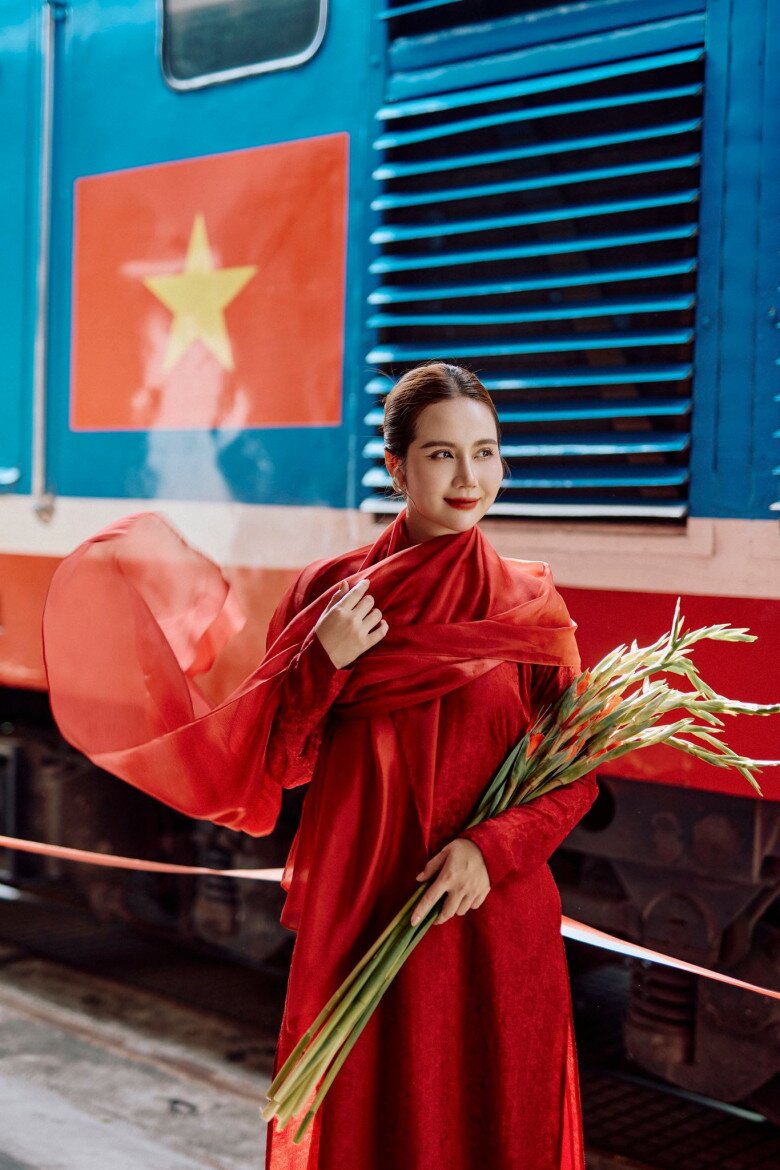 Hình ảnh Huyền Lizzie diện áo dài đỏ rực rỡ mừng Quốc khánh 2/9.