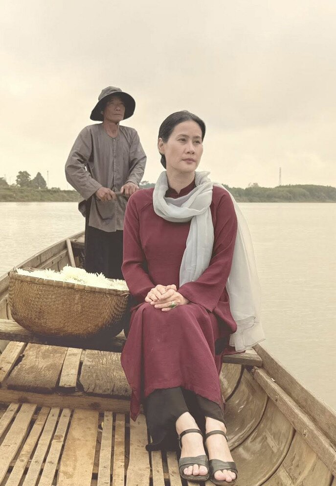 XEM VIDEO: Thân Thúy Hà trong cảnh 2 người mẹ thả hoa trên dòng sông Thạch Hãn ở cuối phim Mưa Đỏ.