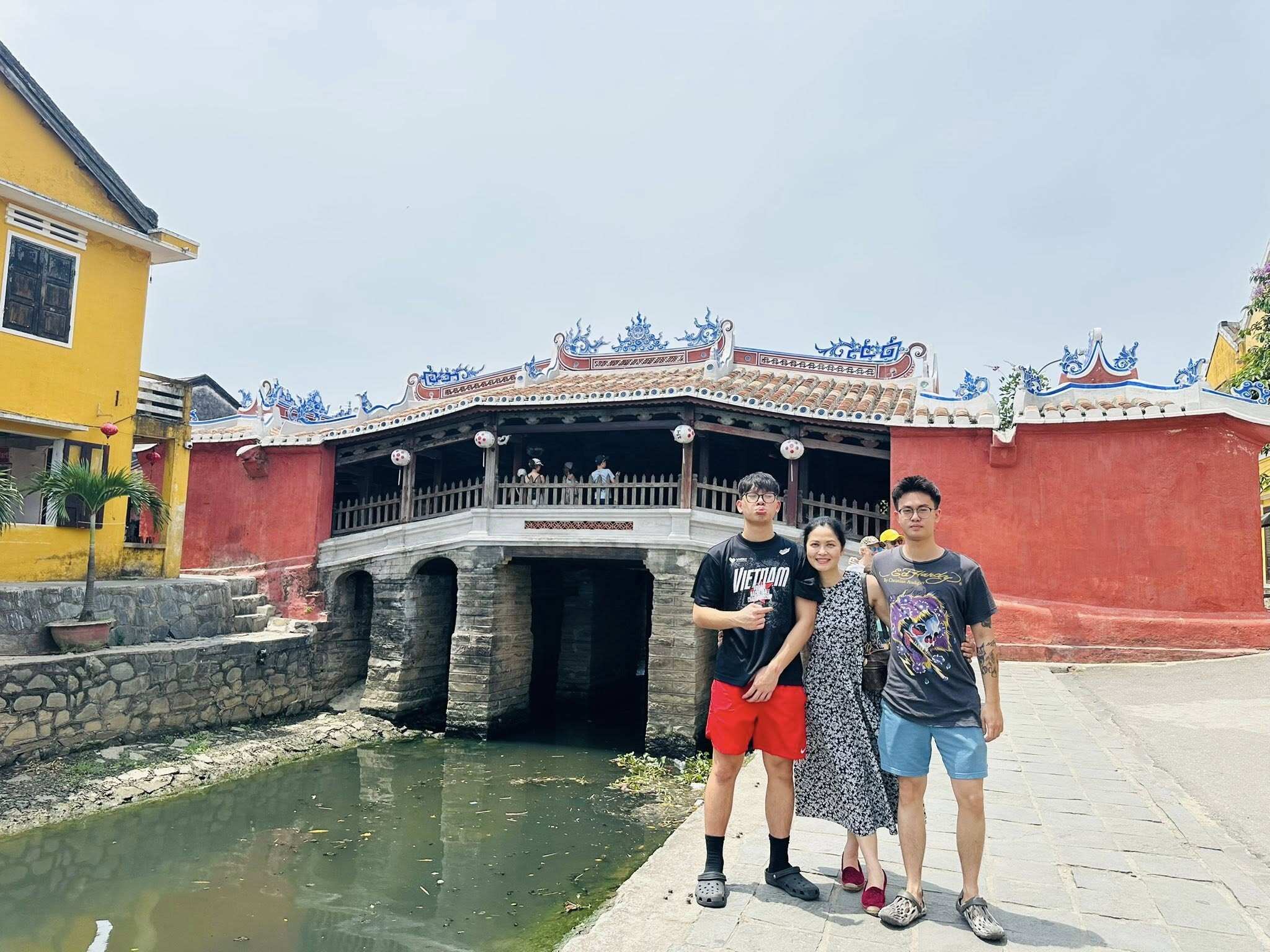 Thúy Hà và 2 con trai.