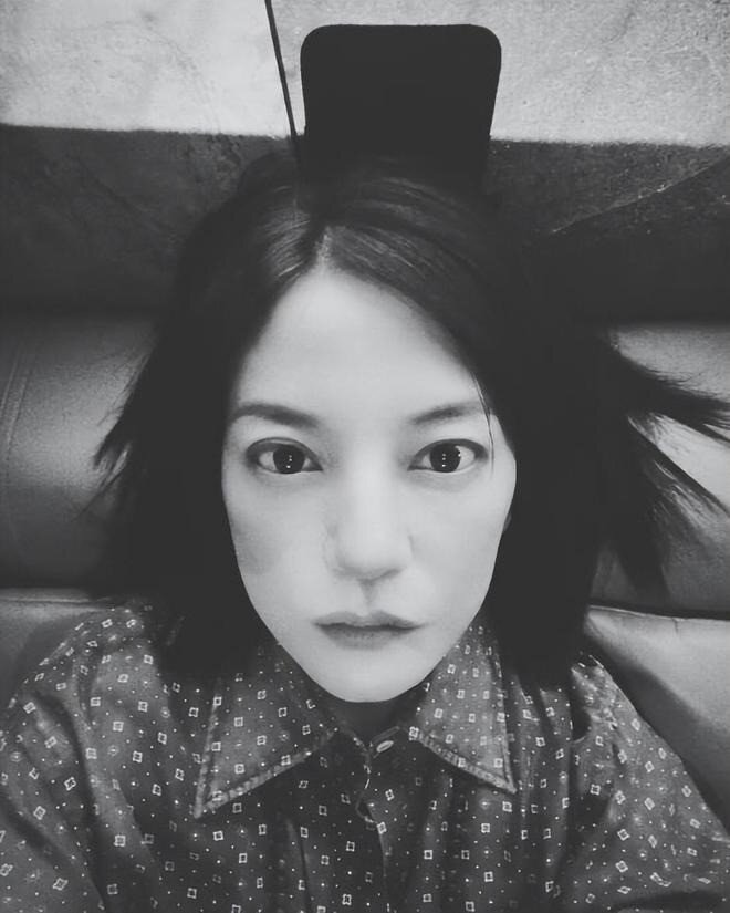 Đêm muộn 20/5 Triệu Vy chia sẻ bức ảnh selfie với tông màu đen trắng kèm theo là trích đoạn của đạo sư Tây Tạng Chögyam Trungpa.