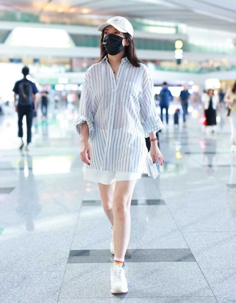 Triệu Vy mặc đồ rộng, tóc cắt ngắn khi xuất hiện tại sân bay Bắc Kinh hồi tháng 6 vừa qua. Cô được người qua đường nhận xét là gầy đi nhiều.