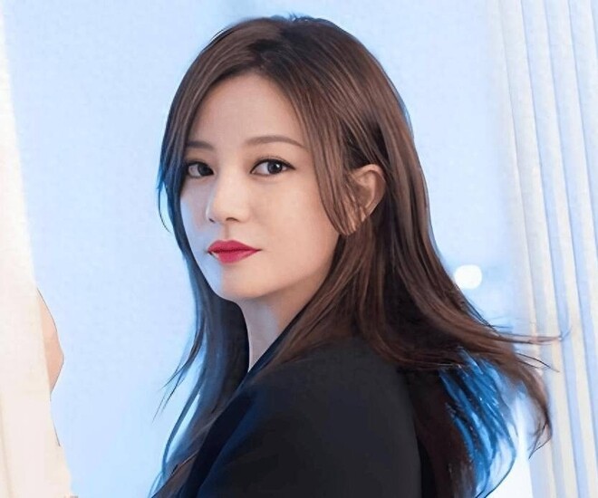 Thông tin Triệu Vy tiếp tục bị phong tỏa số cổ phiếu trị giá 15,9 triệu NDT đang thu hút sự chú ý của dư luận Trung Quốc.