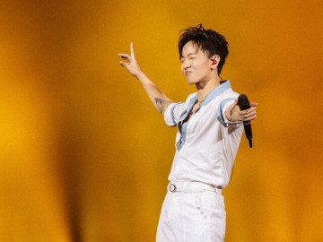 Hoàng Dũng hát nhảy liên tục 3,5 tiếng, trình diễn hơn 30 ca khúc trong concert Xoay tròn