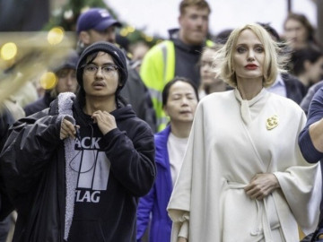 Angelina Jolie đẹp rực rỡ với mái tóc ngắn vàng hoe, con trai cả Maddox hiếm hoi lộ diện