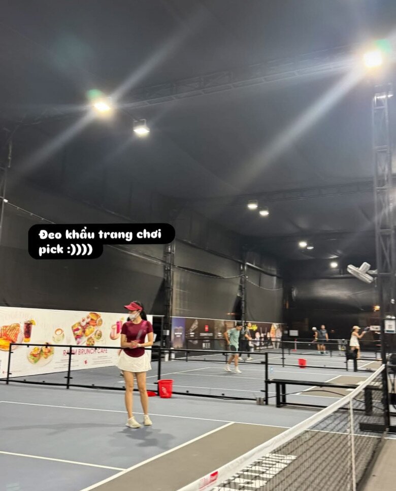 Không chỉ là tín đồ hàng hiệu, Huyền My còn sở hữu bất động sản giá trị tại Hà Nội, từng nhiều lần xuất hiện cùng xế hộp tiền tỷ và sống trong một không gian đầy đủ tiện nghi, đẳng cấp.