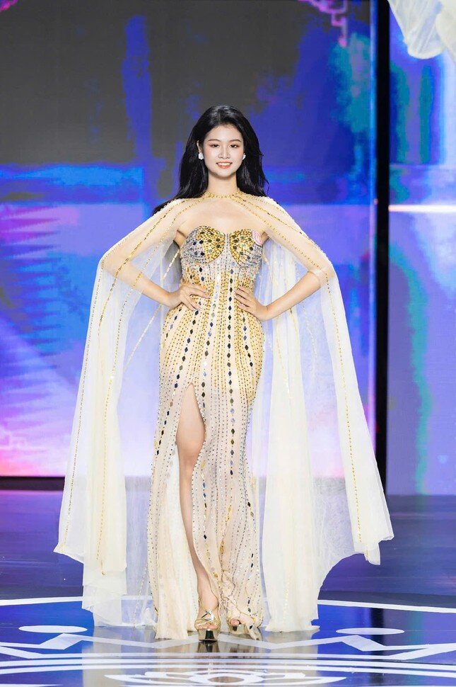 Mỹ nhân sải bước tự tin với chiếc đầm dạ hội gold lấp lánh ánh kim.