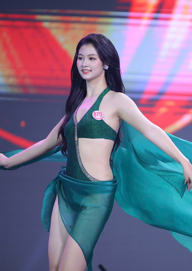 Phương Linh khoe đường cong mỹ miều và tràn đầy sức sống với phần thi bikini.