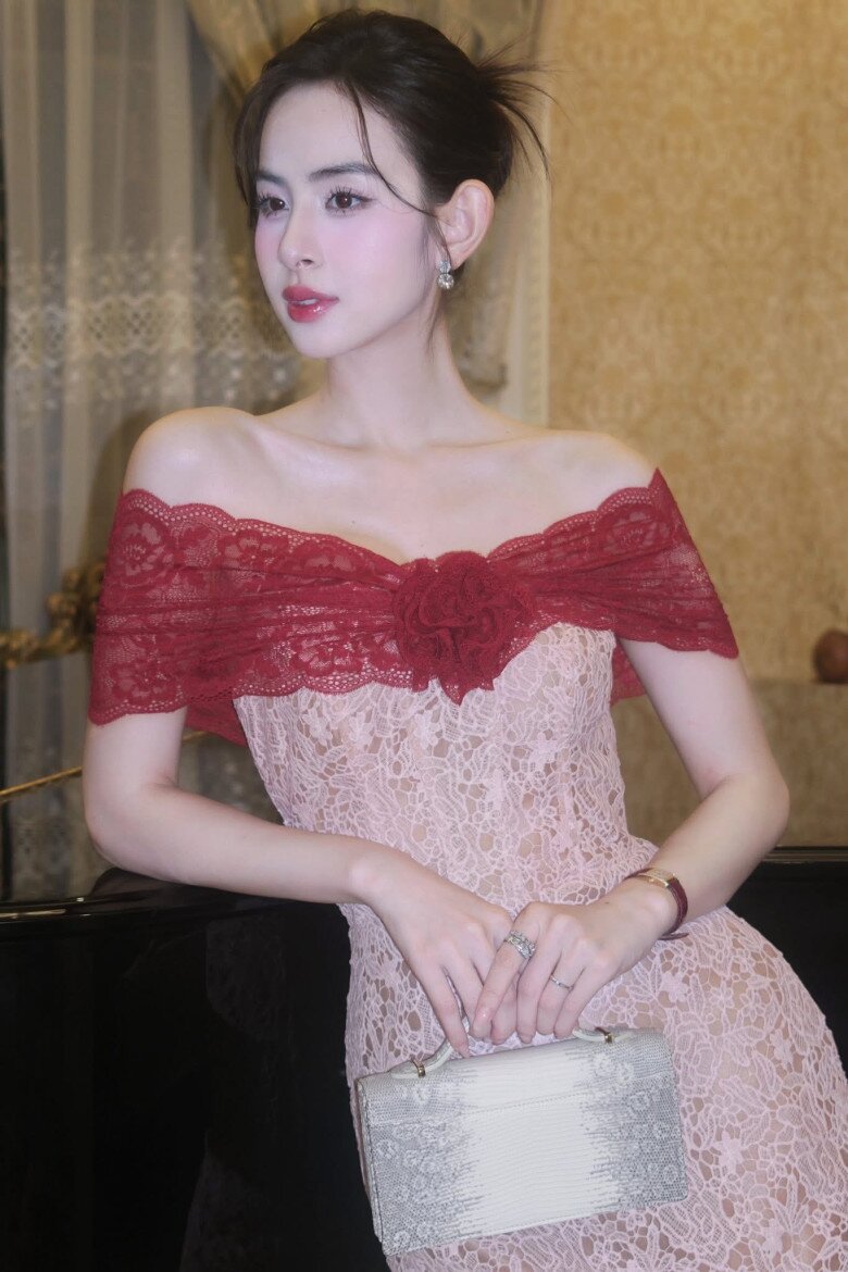 Hương Liên khoe chiếc túi hiệu tinh tế được làm bằng da thằn lằn, một trong những loại da quý hiếm và đắt đỏ bậc nhất làng mốt.