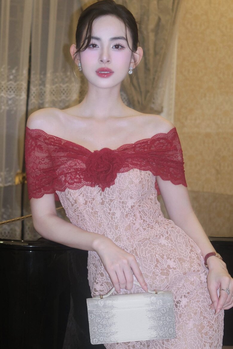 Hương Liên và chiếc túi hiệu mới nhất của cô trong tủ quần áo, dù che chắn hoàn toàn phần mặt trước cũng như logo túi xách, song nhiều tín đồ thời trang nhận ra Hương Ly đang xách mẫu túi nhà Hermes với mức giá hơn nửa tỷ đồng. Hermes chính là một trong những nhà mốt mà Hương Liên yêu thích và chi không ít tiền vào những thiết kế đẳng cấp vài năm trở lại đây .