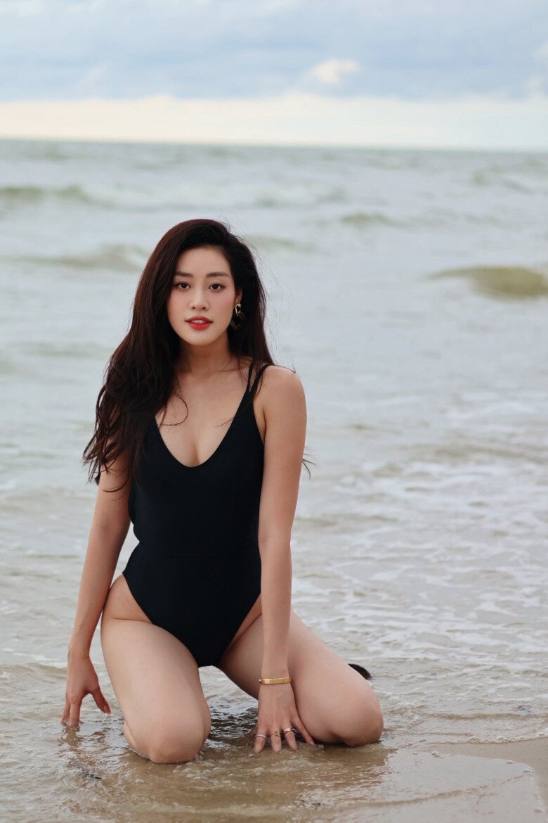 Dù diện bikini sexy, Khánh Vân vẫn giữ vững tinh thần sang trọng. Cô thường phối áo tắm với trang sức kim loại, khăn choàng voan, kính mát bản to hoặc mũ cói rộng vành, vừa tăng độ thời trang vừa tránh phô phang. Thần thái tự tin, vóc dáng săn chắc và làn da nâu óng ả tạo nên hình ảnh một “nữ thần mùa hè” thực thụ trong lòng người hâm mộ.