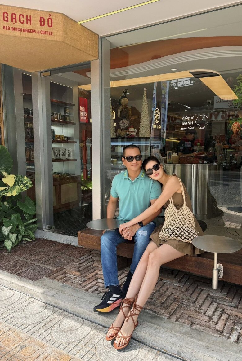 Khánh Vân khoe chân thon dài cùng ông xã với chiếc váy ngắn ngọt ngào. Kiểu tóc buộc cao đơn giản cùng lớp trang điểm nhẹ nhàng giúp tổng thể của cô thêm trẻ trung, năng động nhưng vẫn giữ được sự chỉn chu.