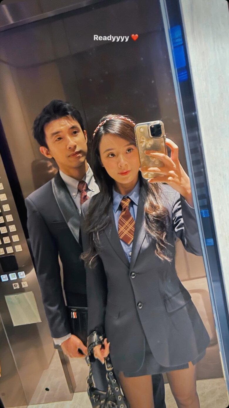 Midu gây ấn tượng với phong cách thời trang mới mẻ và nam tính khi cùng ông xã dự sự kiện chiều ngày 16/7.