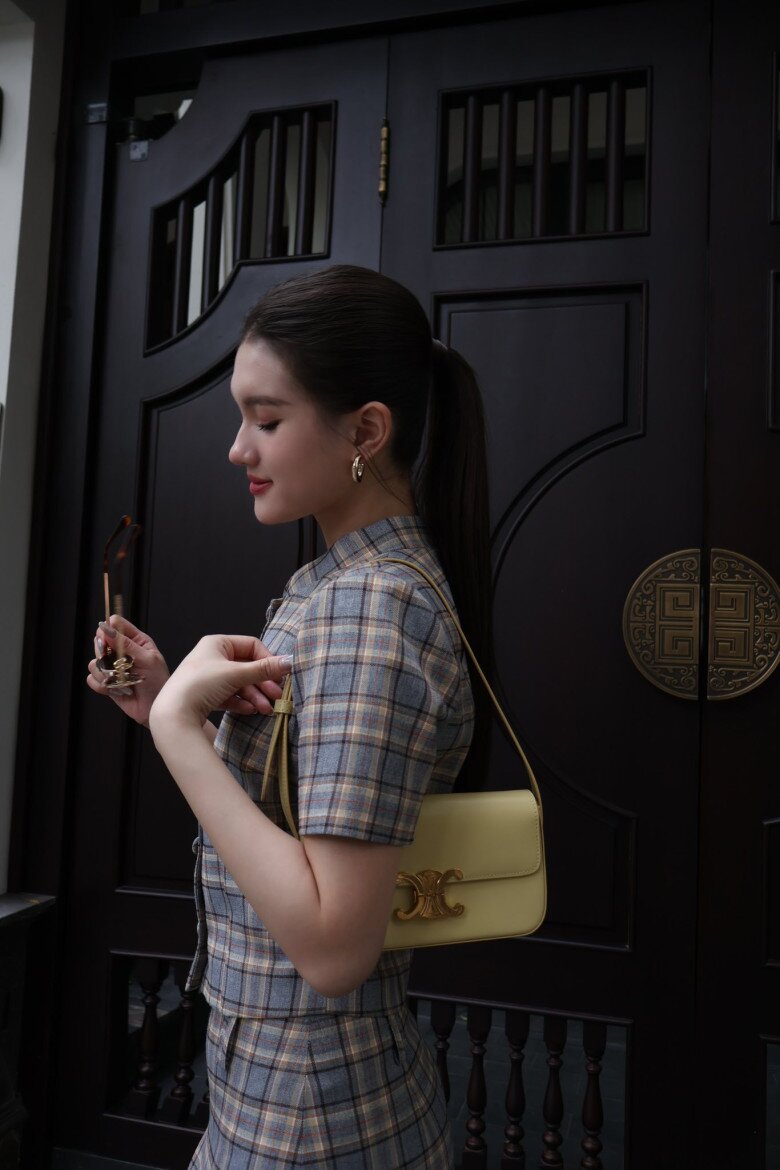 Cô nàng có phong cách thời trang sang chảnh, phủ đầy hàng hiệu nhưng rất tinh tế.