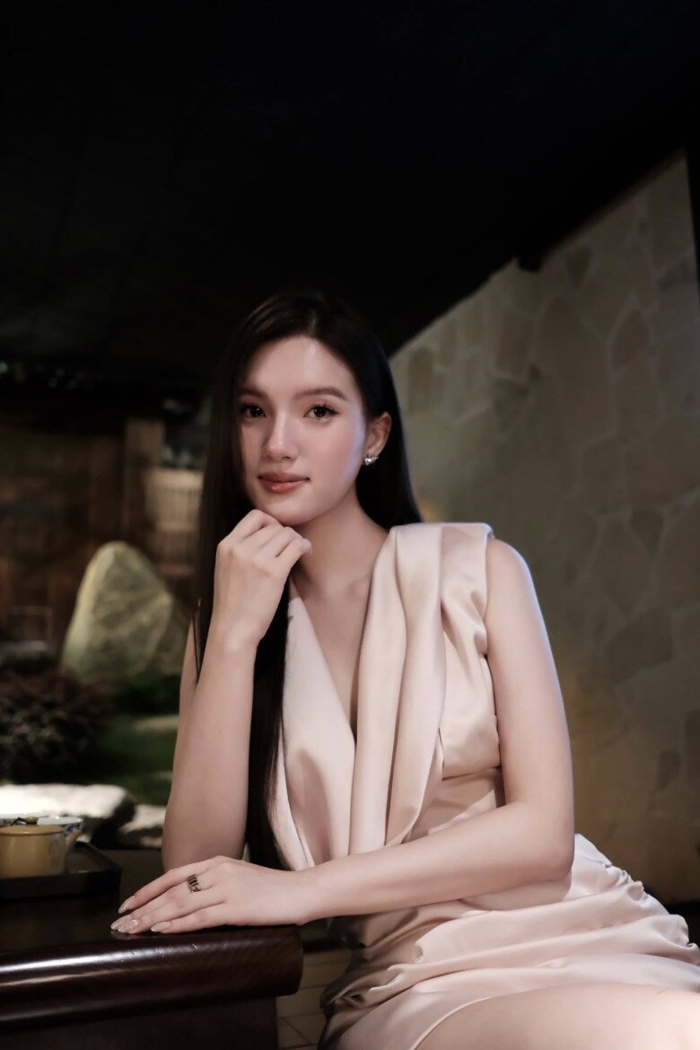 Hoàng Tú Quỳnh có gương mặt nhỏ nhắn, làn da trắng hồng mịn màng.