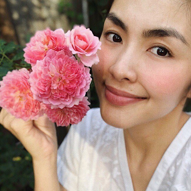 Má hồng đào dịu dàng điểm tô nét duyên dáng.