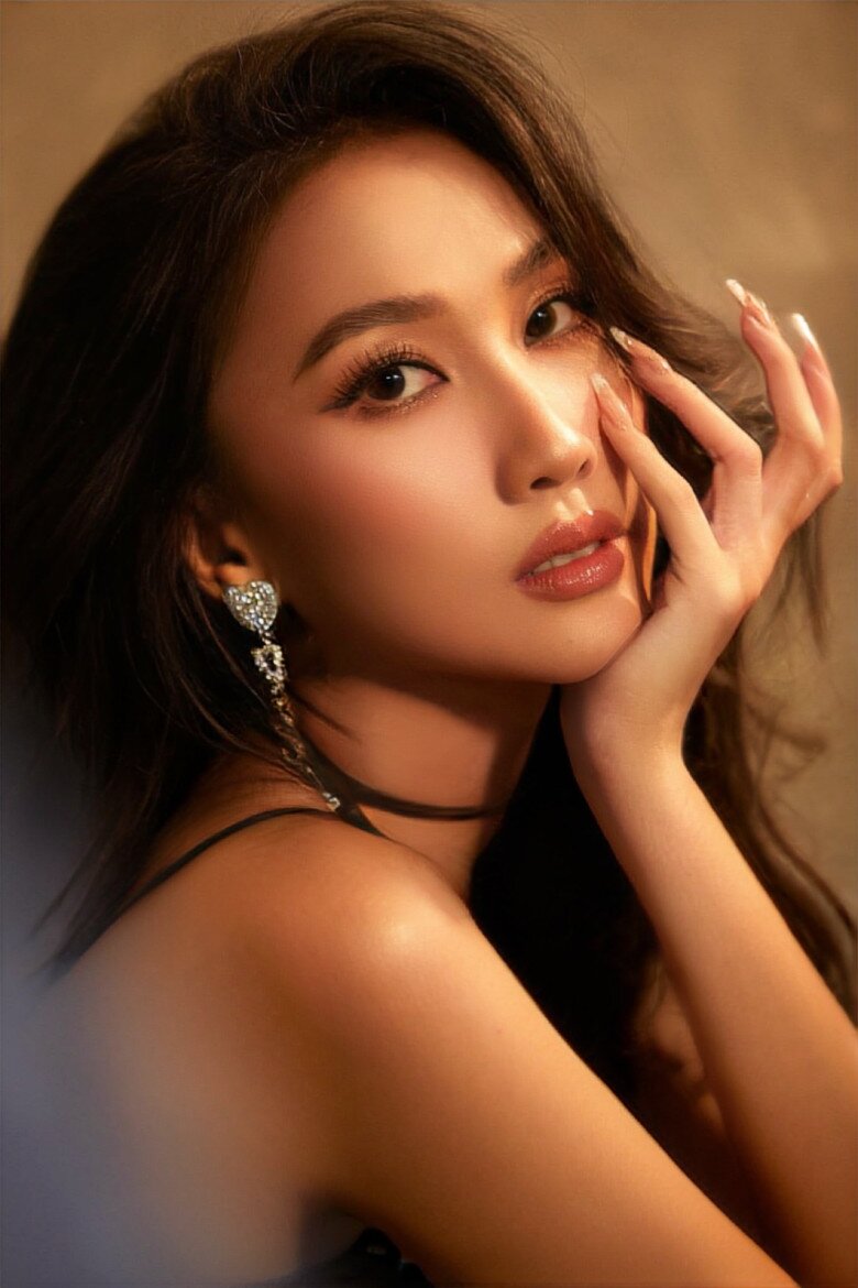 Cô nàng có thể biến hoá được nhiều phong cách và góc cạnh nhan sắc khác nhau.