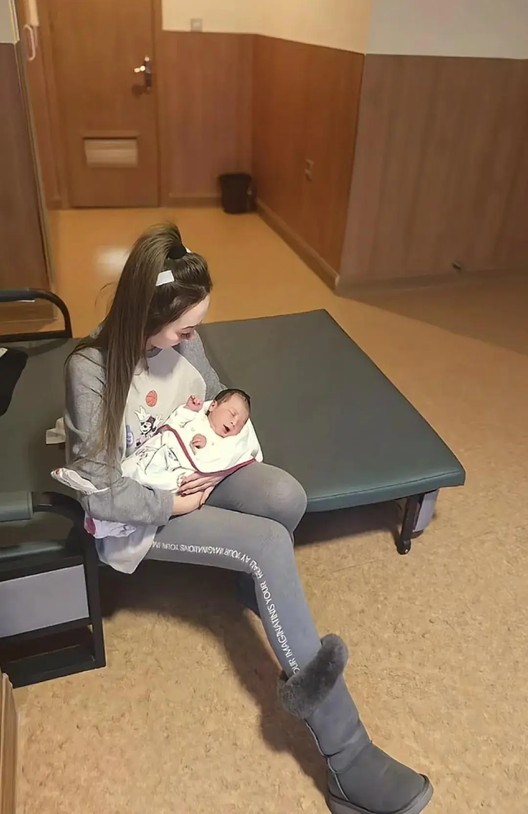 Người phụ nữ âu yếm nhìn cháu nội của mình.