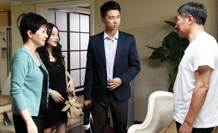Không anh chị nào giúp đỡ, con út muốn mượn cuốn sổ đỏ của bố mẹ để vay tiền ngân hàng. (Ảnh minh họa)