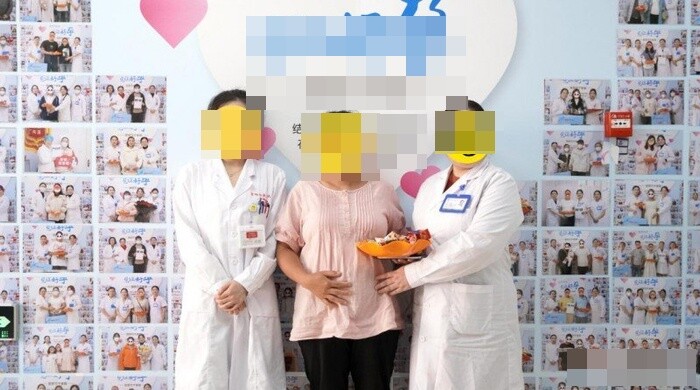 Người phụ nữ hạnh phúc bế bụng bầu nói lời cảm ơn các y bác sĩ.