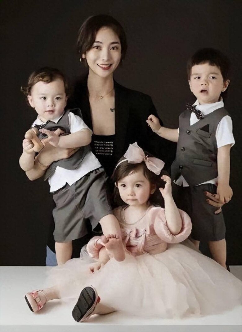 Bà mẹ 3 con tùng trải qua tuổi thơ không hạnh phúc.