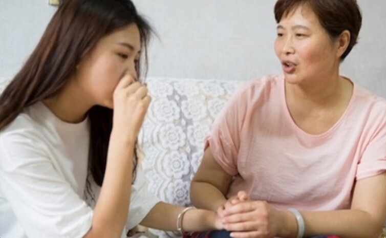 Cảm kích trước tấm lòng của 2 cô con gái, mẹ quyết định chia cho chúng tôi 1 mảnh đất. (Ảnh minh họa)