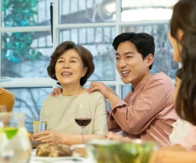 Suốt 4 năm qua, sống chung với bố mẹ chồng rất yên ổn hạnh phúc. (Ảnh minh họa)