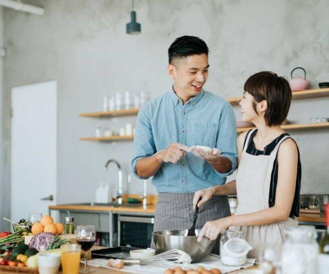 Nghe những lời khen của bạn bè mà tôi thấy hãnh diện và càng cố gắng kiếm tiền, vun đắp hạnh phúc gia đình hơn. (Ảnh minh họa)