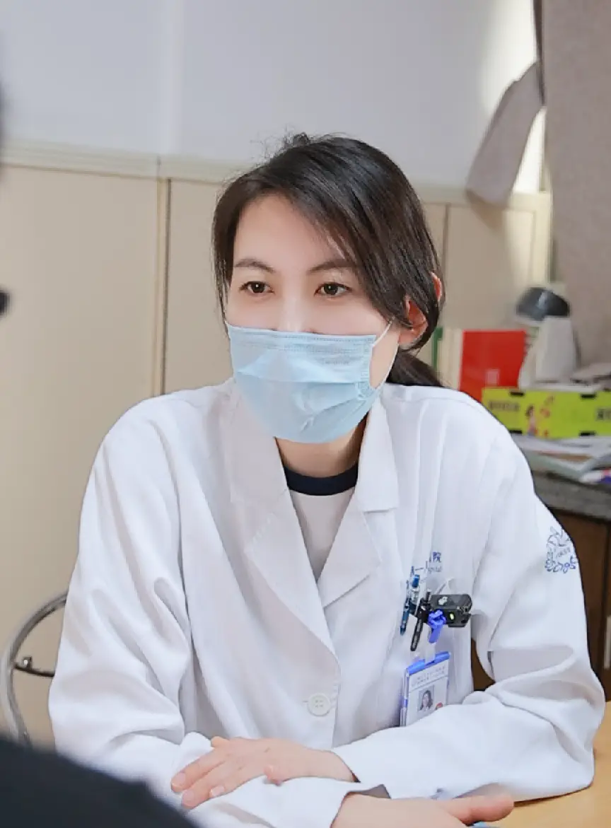 Bác sĩ Ngưu lên tiếng cảnh báo về những miếng dán gây hại sức khỏe.