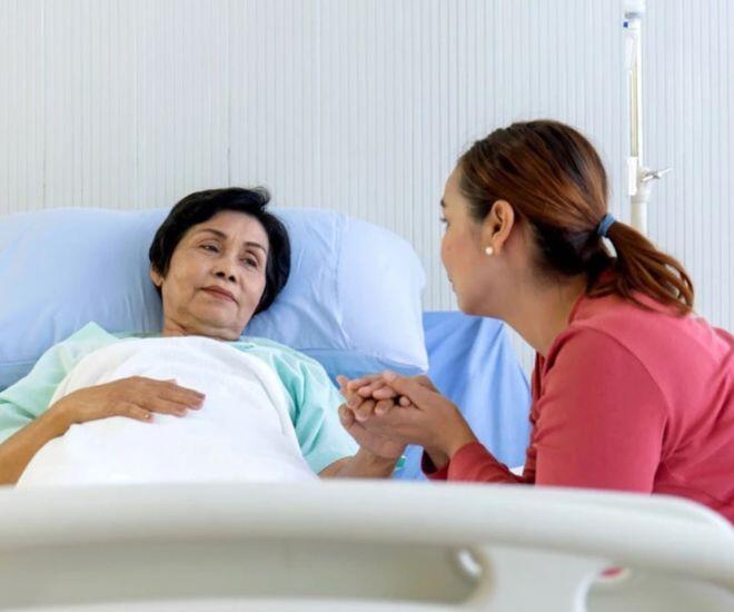 Sau lần nghe mẹ chồng giãi bày nỗi buồn, vợ chồng tôi quyết định bớt chút thời gian để về quê chăm lo cho bà. (Ảnh minh họa)