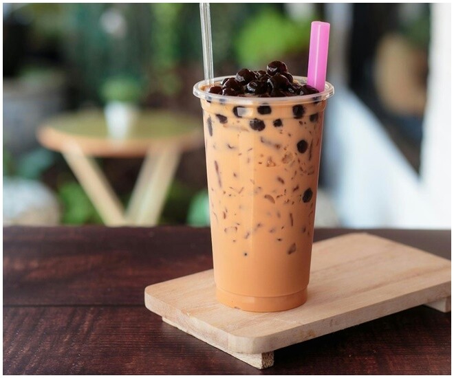 Bà mẹ uống trà sữa thay cho nước lọc. (Ảnh minh họa)