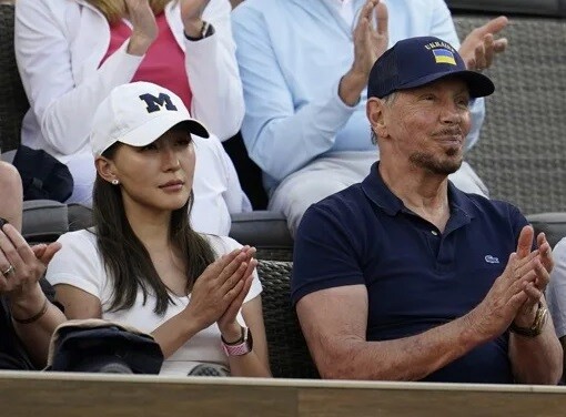 Dù là bà mẹ 2 con, vợ của tỷ phú vẫn xinh tươi, giữ được vóc dáng mảnh mai.