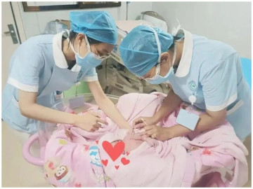 Bé trai vừa chào đời đã ngậm long châu, bà nội nói tướng phú quý, bác sĩ vội cảnh báo