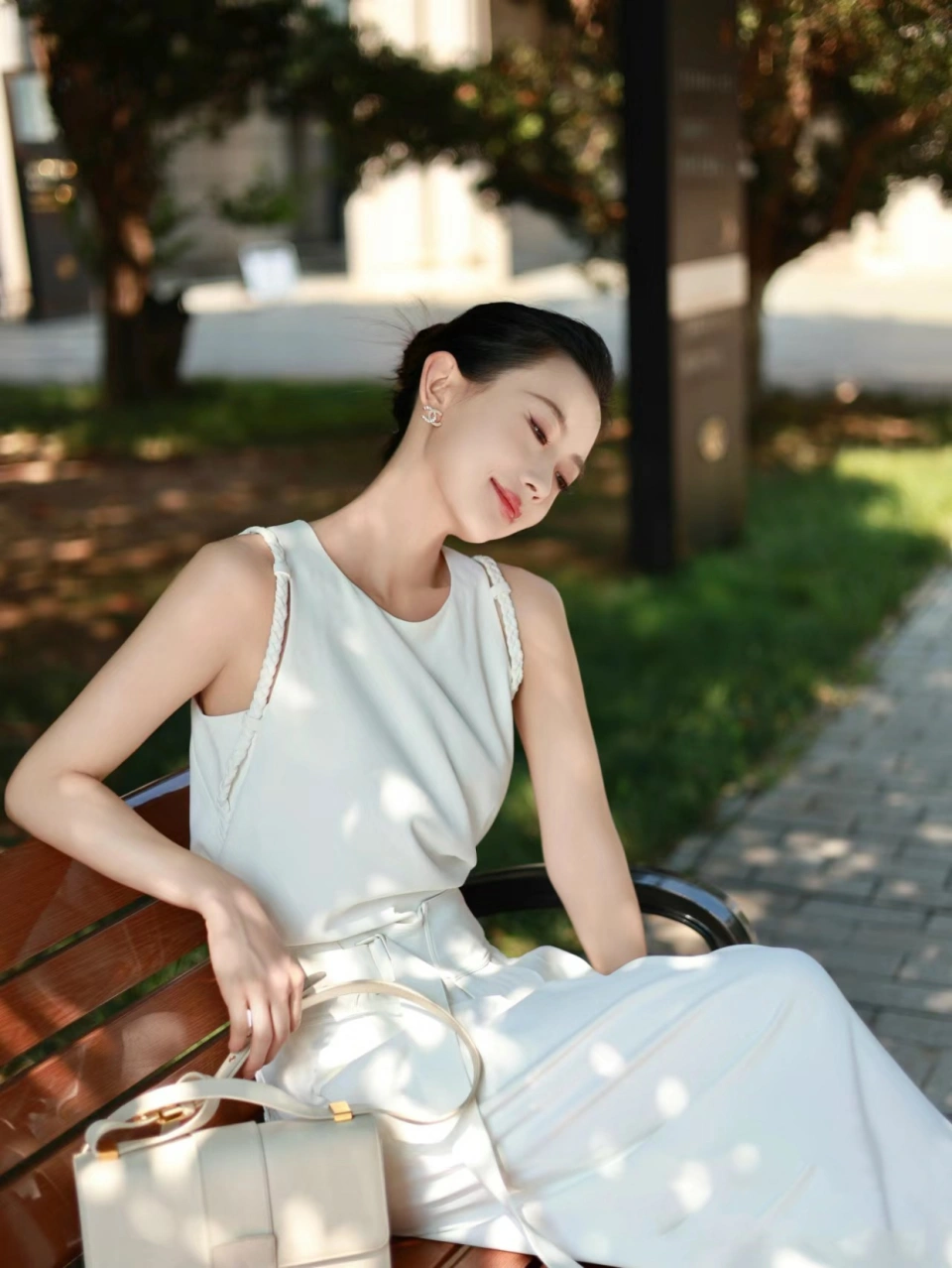 Quần ống rộng màu trắng mang đến diện mạo tươi sáng cho chị em trong kỳ nghỉ lễ.