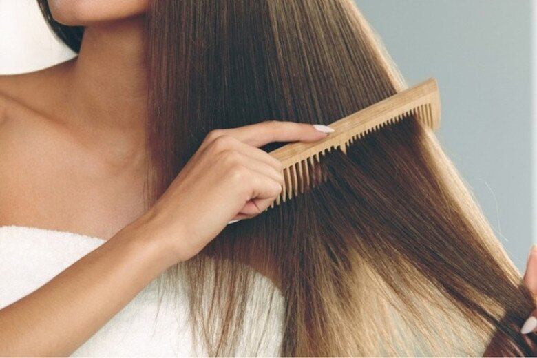 Chải tóc nhiều sẽ dễ khiến tóc mất đi độ cong.