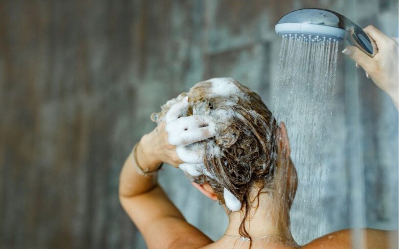 Chỉ nên gội đầu cách ngày hoặc 2 ngày/lần và chọn loại dầu gội dịu nhẹ, có khả năng giữ ẩm để mái tóc luôn mềm mại và dễ vào nếp.