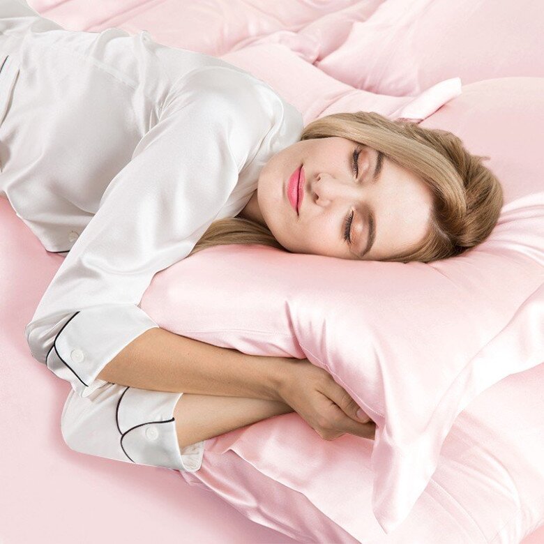 Gối lụa giúp giữ nếp tóc tốt hơn, tránh xơ rối.