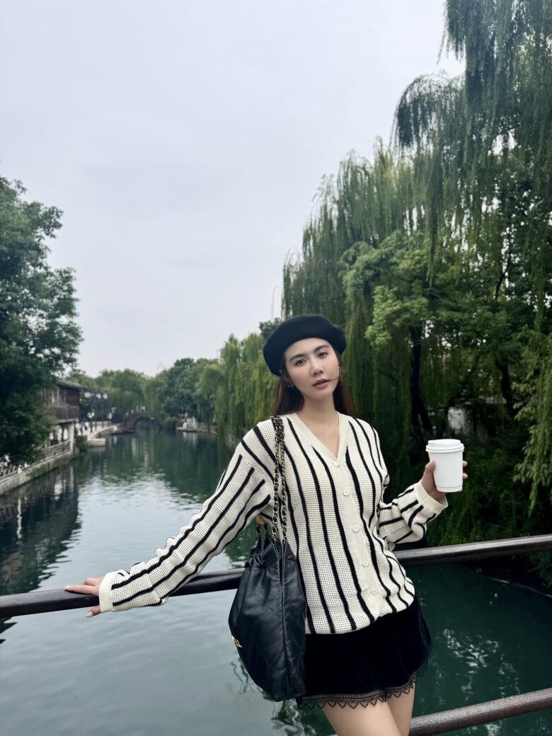 10 set đồ đen trắng mà vẫn amp;#34;hack tuổiamp;#34; của amp;#34;con gáiamp;#34; nữ hoàng ảnh lịch, chả trách U40 vẫn ngày càng nhuận sắc - 1