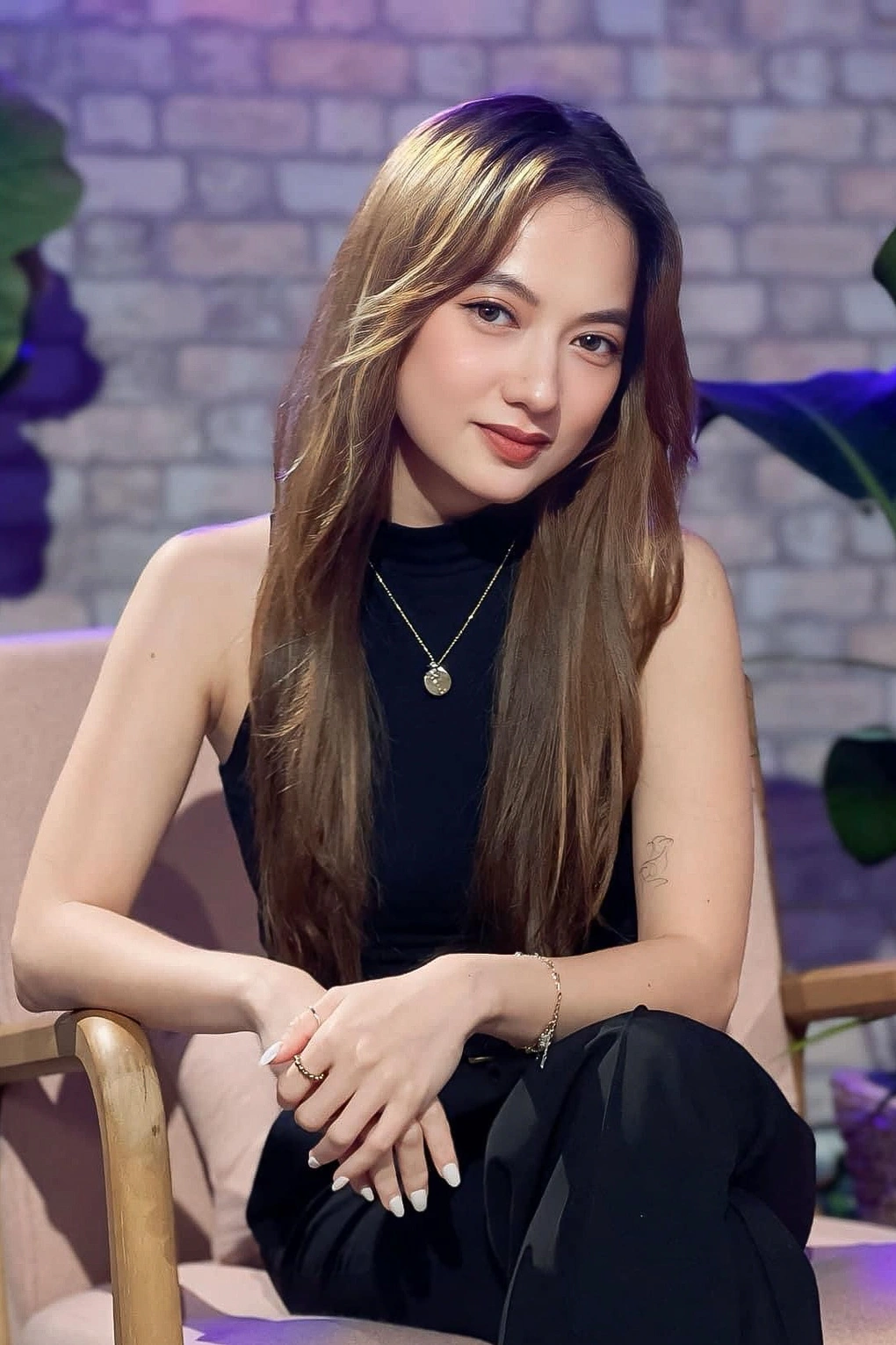 Xuân Nghi giờ trưởng thành, chững chạc và quyến rũ hơn.