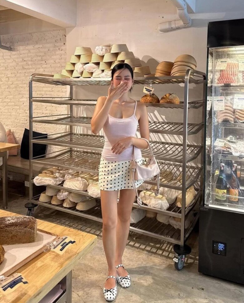 Một bộ trang phục đẳng cấp được tạo nên từ sự kết hợp khéo léo giữa các món đồ chấm bi có kích cỡ khác nhau.