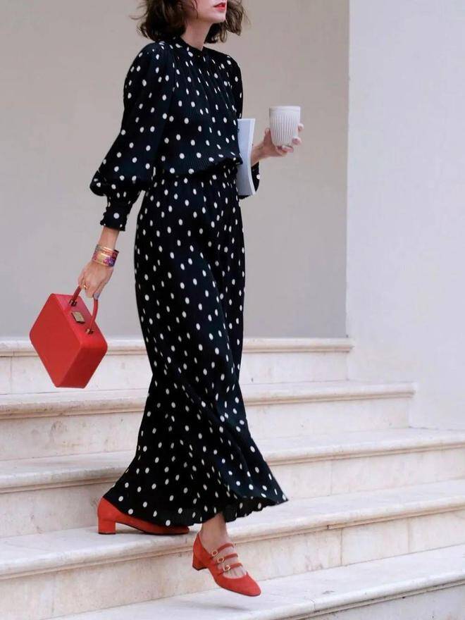 Nếu bạn muốn trông thanh lịch và trưởng thành, bạn có thể chọn váy chấm bi làm bằng vải lụa. Độ rủ mềm mại và các chấm bi tạo nên sự phản chiếu tự nhiên. 