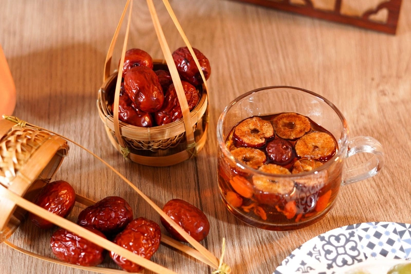 Để pha chế, bạn chỉ cần rửa sạch táo đỏ, cắt lát, rồi cho vào nước sôi cùng kỷ tử hãm trong 10-15 phút để thưởng thức