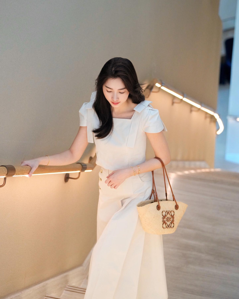Tông trắng kem đồng nhất tạo nên tổng thể nhẹ nhàng, thanh lịch. Thiết kế vai nhọn độc đáo trên áo tạo điểm nhấn vừa đủ. 