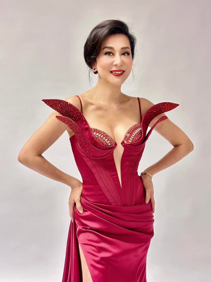 2 nữ MC giàu có bậc nhất showbiz toàn ở biệt thự amp;#34;khủngamp;#34;, U60 vẫn mê đồ hở táo bạo chẳng thua gái đôi mươi - 2