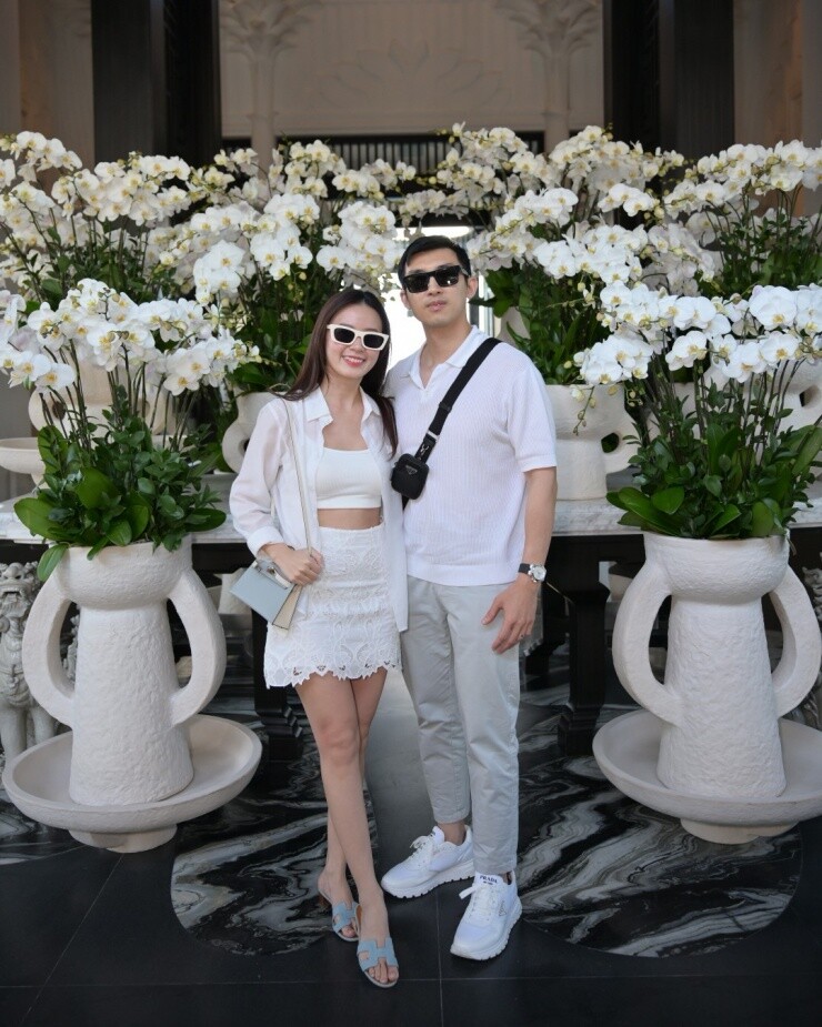 Tay trong tay cùng ông xã Minh Đạt tại một resort Đà Nẵng, Midu khoe phong cách gợi cảm kết hợp phụ kiện đắt giá: chiếc túi Hermès Kelly Ciel mini trị giá khoảng 530 triệu đồng, tôn trọn vẻ sang trọng tinh tế.