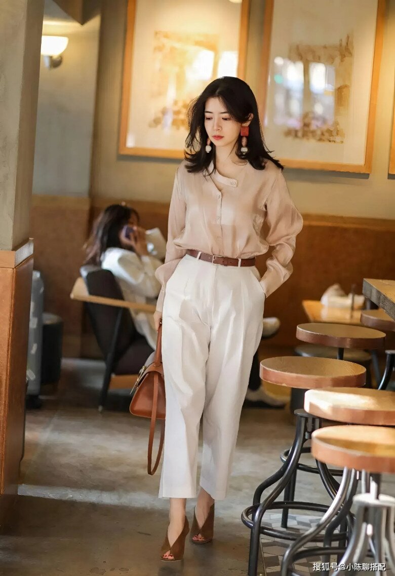 Mặc quần ống rộng nên để lộ chút bàn chân sẽ tạo cảm giác thanh thoát và kéo dài chân hơn.