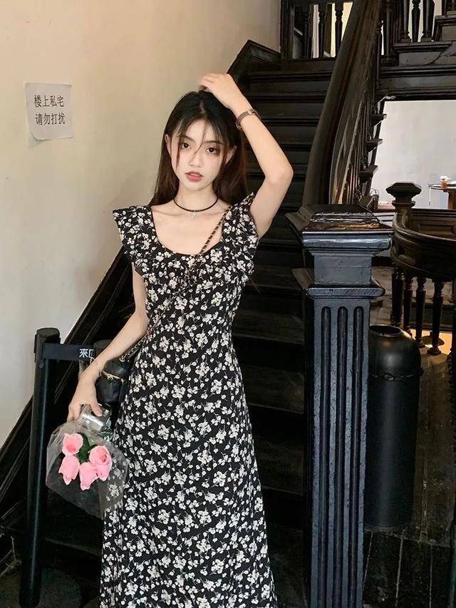 Váy liền chiết eo nhẹ và xòe phía dưới như hình chữ X sẽ  làm nổi bật vòng eo và giúp bạn trông bớt đầy đặn hơn.