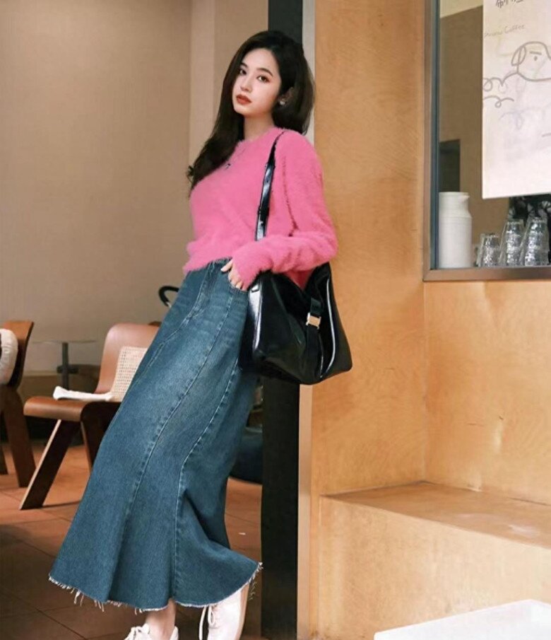 Nếu tự tin, chị em có thể chọn gam màu nổi bật phối cùng chân váy denim cơ bản tạo nên vẻ trẻ trung, ngọt ngào pha chút cá tính.