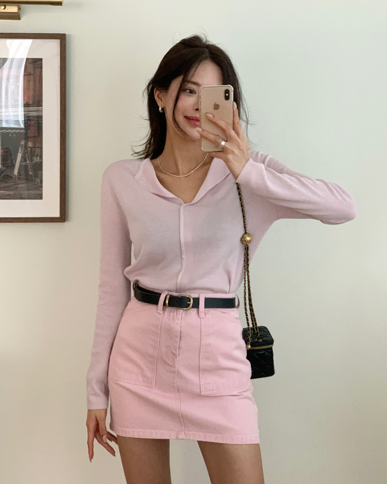 Áo thun hồng phấn ôm nhẹ mix chân váy mini đồng tông, thắt lưng đen nhấn eo, mang nét ngọt ngào hiện đại, chuẩn phong cách “girly chic” cho những buổi hẹn cuối tuần.